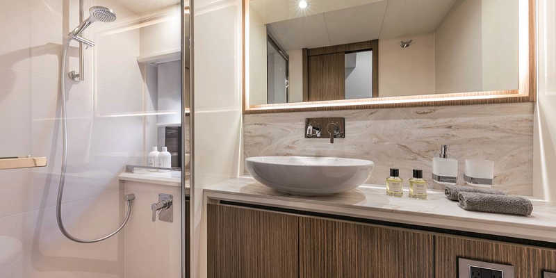 Absolute52_yacht_charter_Mallorca_4_Friends_bathroom