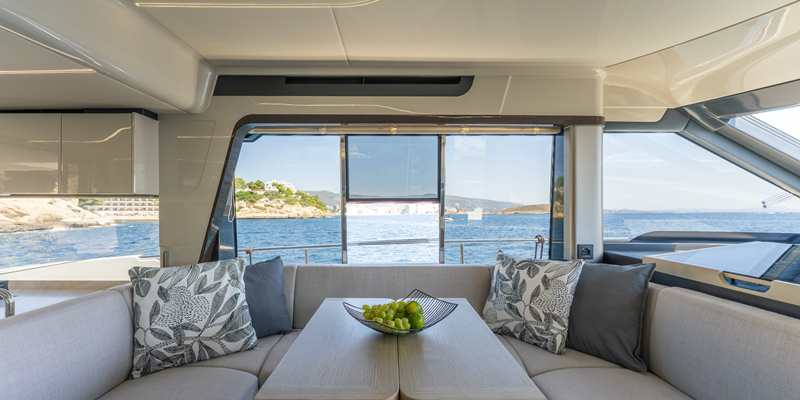 Absolute_47_yacht_tres_amigos_charter_mallorca_Interior_table_seating