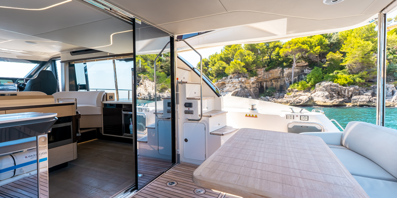 Absolute_47_yacht_tres_amigos_charter_mallorca_aft_interior_view