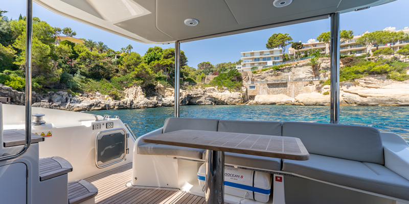 Absolute_47_yacht_tres_amigos_charter_mallorca_aft_seating_