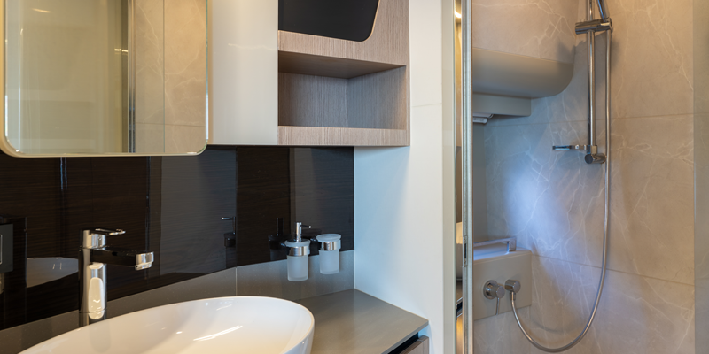 Absolute_47_yacht_tres_amigos_charter_mallorca_bathroom