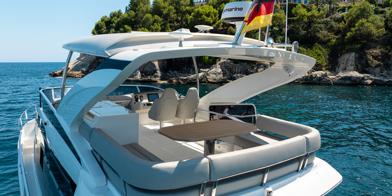 Absolute_47_yacht_tres_amigos_charter_mallorca_flybridge_ample_seating