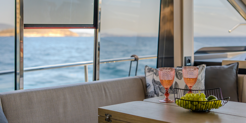 Absolute_47_yacht_tres_amigos_charter_mallorca_interior_table