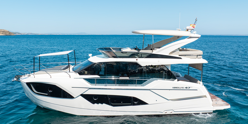 Absolute_47_yacht_tres_amigos_charter_mallorca_side_view