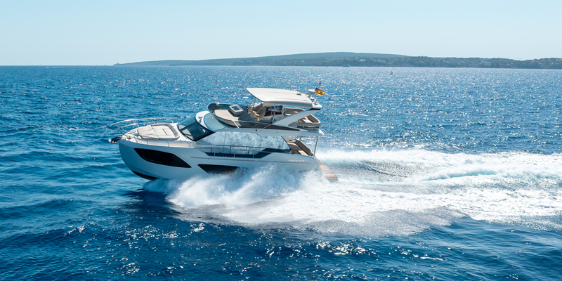 Absolute_47_yacht_tres_amigos_charter_mallorca_under_way_in_the_med