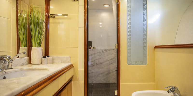 Astondoa_72_Lady_Elbaum_yacht_charter_mallorca_bathroom