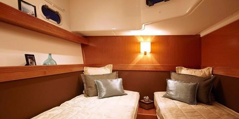 Bavaria 43 charter boat Mallorca twin cabin Leame