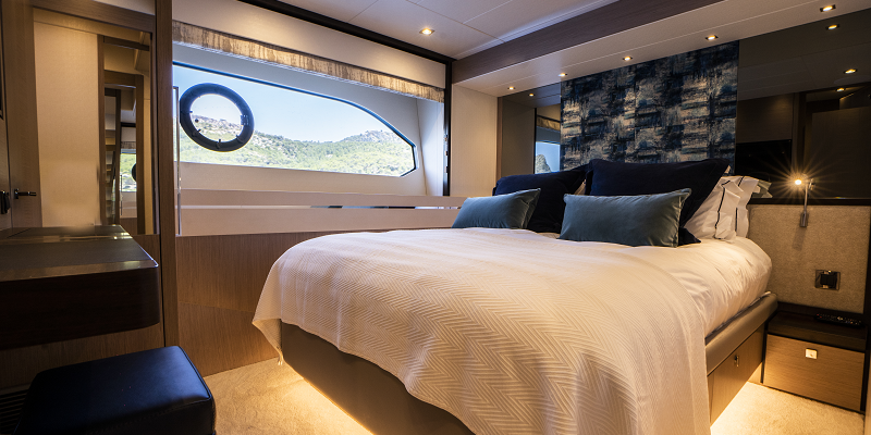 Cabin Pashbar Sunseeker for Charter Mallorca