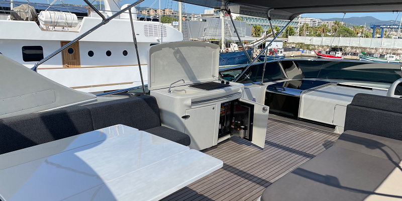 Canados 86 Kitty Kat yacht for charter in Mallorca flybridge