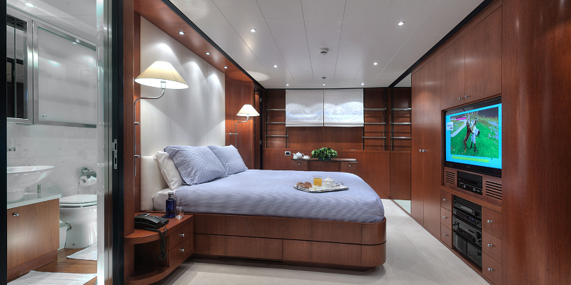 Charter Yacht Carom large cabin