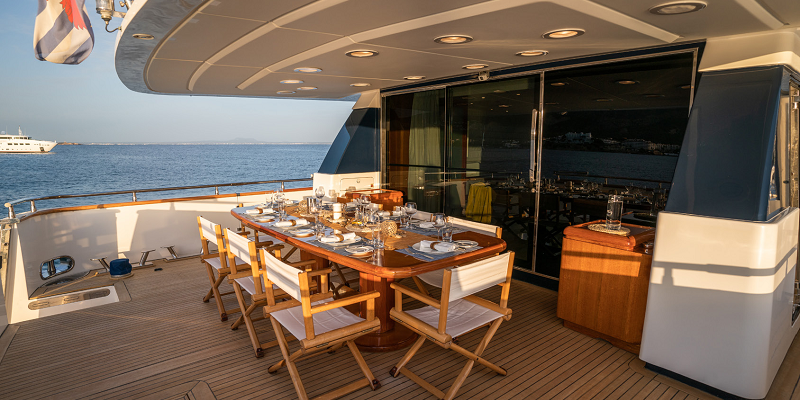 Charter Yacht Carom aft dining