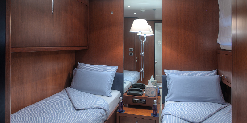 Charter Yacht Carom twin cabin