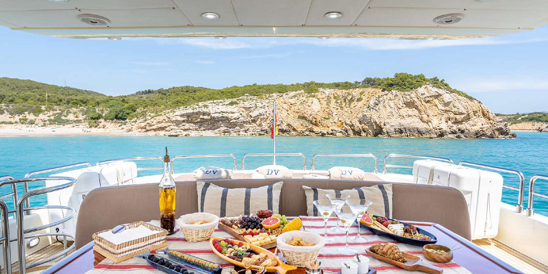 Dolce-Vita-II-Astondoa-102-luxury-yacht-charter-Balearics-Exterior-dining