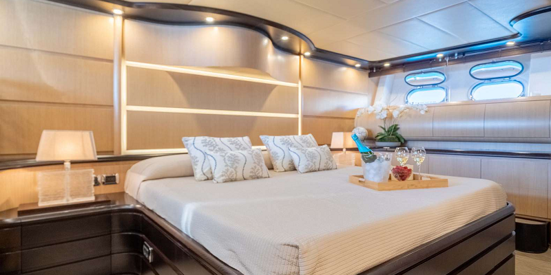Dolce-Vita-II-Astondoa-102-luxury-yacht-charter-Balearics-Interior-VIP-cabin