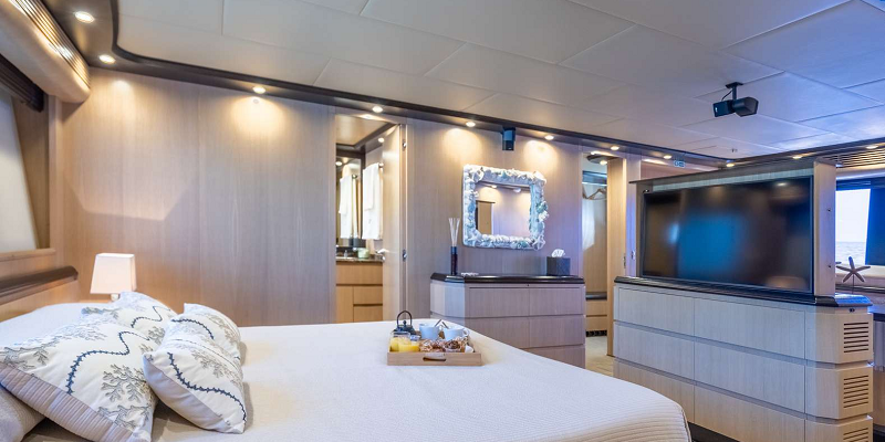 Dolce-Vita-II-Astondoa-102-luxury-yacht-charter-Balearics-Interior-master-cabin