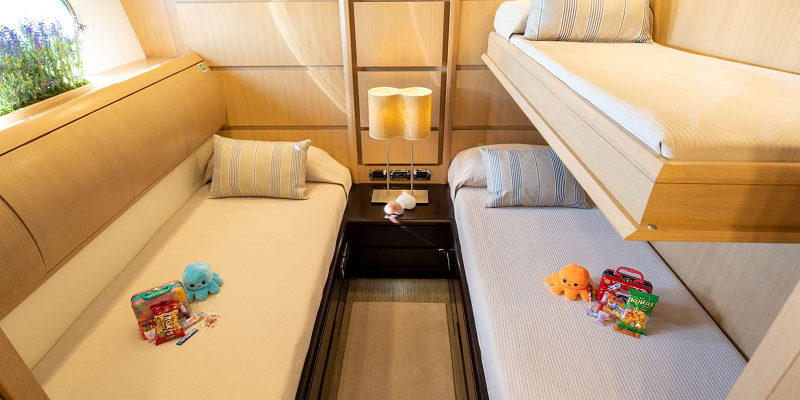 Dolce-Vita-II-Astondoa-102-luxury-yacht-charter-Balearics-Interior-twin-cabin-pullmans