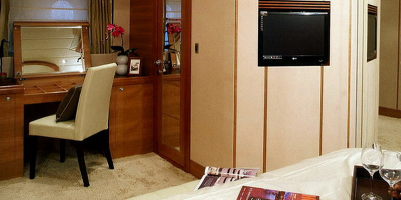 Elegance68-Mi-Amore-yacht-charter-Mallorca-interior-cabin-master-desk