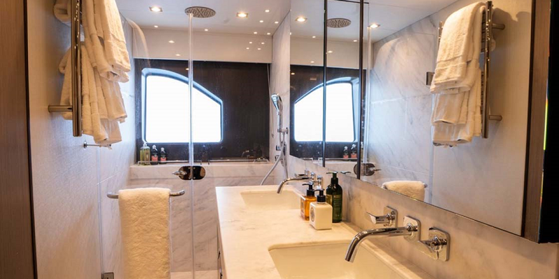Ensuite Bathroom Sunseeker for Charter Mallorca Pashbar