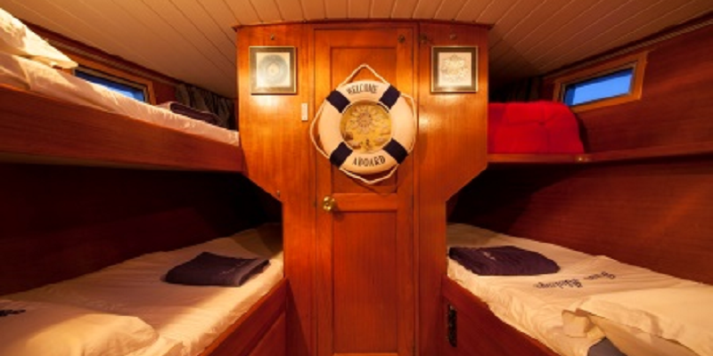 Gran-Atalaya-Classic-Sailing-Yacht-Charter-Mallorca-Majorca-Interior-bunks_Cabin