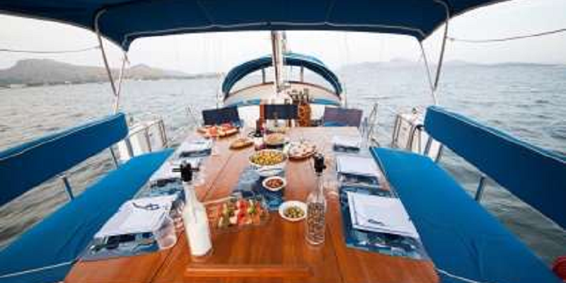 Gran-Atalaya-Classic-Sailing-Yacht-Charter-Mallorca-Majorca-exterior-lunch