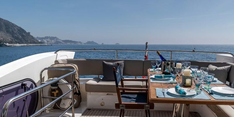 La Nonno Sunseeker_Yacht Charter Mallorca flybridge dining