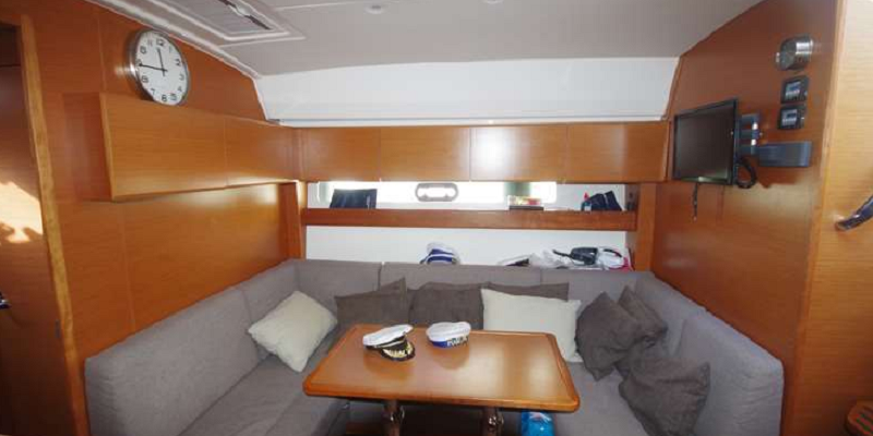 Lady_Jean_Marie_Bavaria450_Bareboat_Yacht_Charter_Mallorca_Interior_Lounge