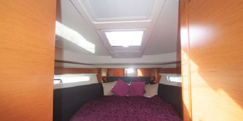 Lady_Jean_Marie_Bavaria450_Bareboat_Yacht_Charter_Mallorca_Interior_cabin