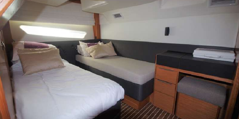 Lady_Jean_Marie_Bavaria450_Bareboat_Yacht_Charter_Mallorca_Interior_cabin_twin