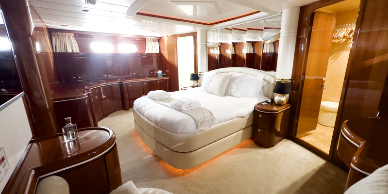 Lamprell Marine charter yacht Elegnace 76 Queen Cabin