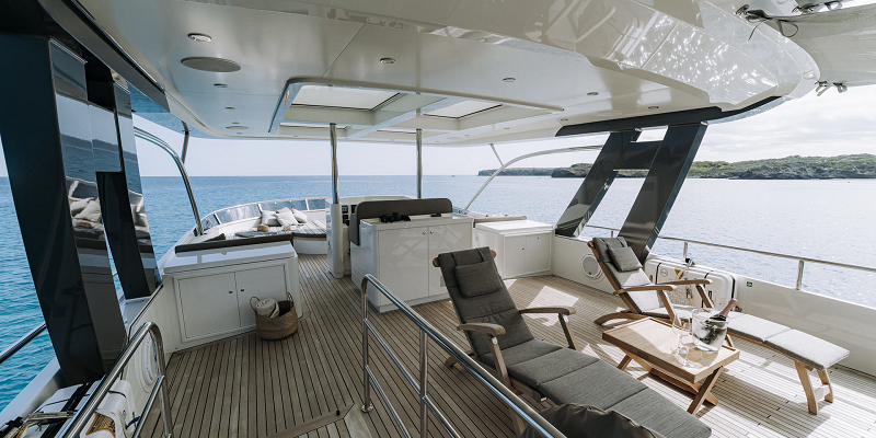 Mulder charter yacht flybridge view