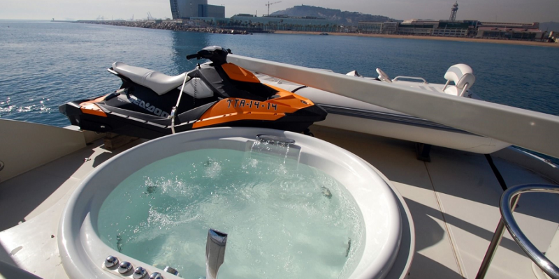 Leigh_Mochi-craft-yacht-charter-mallorca jetski jacuzzi