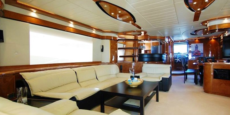 Leigh_Mochi-craft-yacht-charter-mallorca saloon