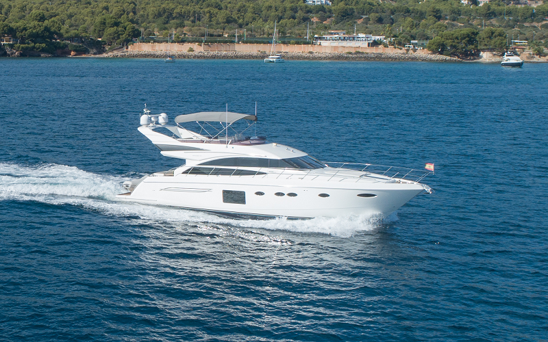 charter yacht cruising under 24m