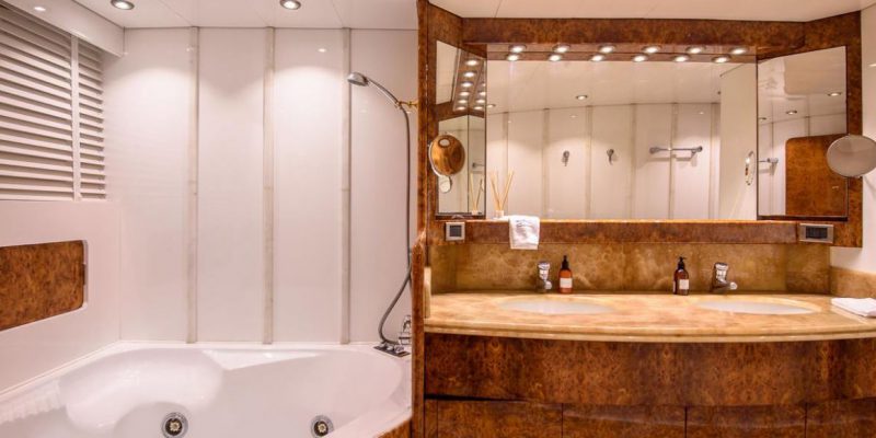 Mondomarine_120_bathroom