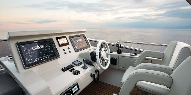 Azimut yacht for charter flybridge