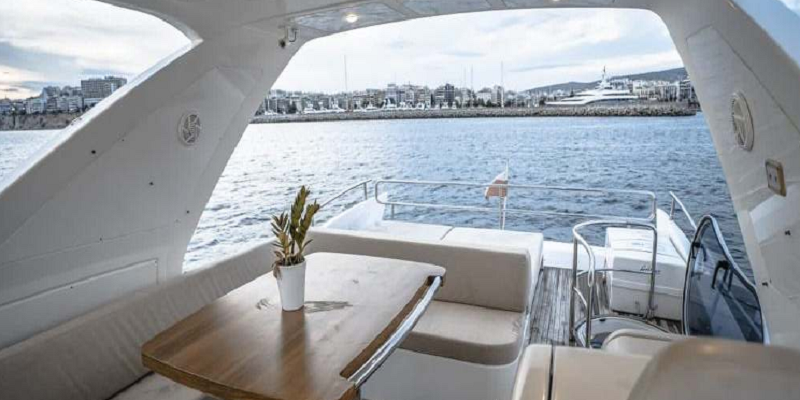 Azimut for charter in Mallorca flybridge seating