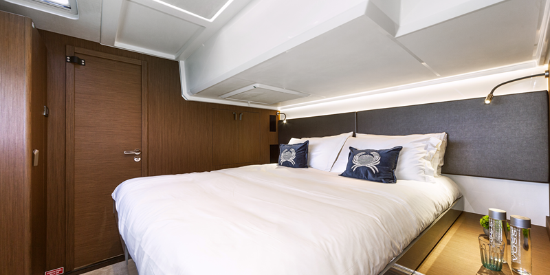 Power_Catamaran_Charter_Mallorca_Sandy_Shores_cabin