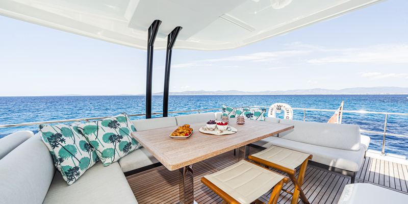 Power_Catamaran_Charter_Mallorca_Sandy_Shores_dining