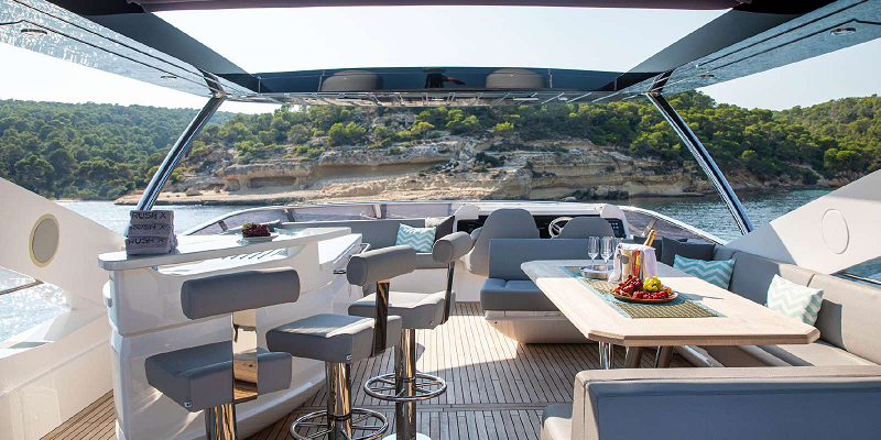 Flybridge yacht Rush X sunseeker