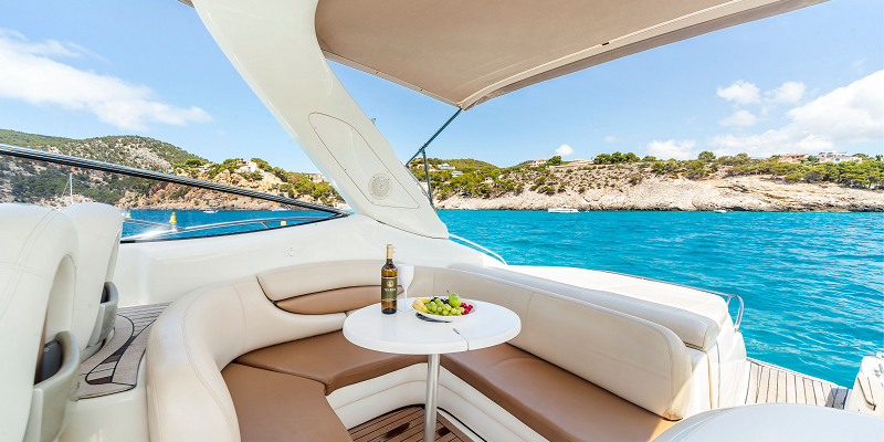Seating area Gin Tonic Cranchi yacht charter Mallorca