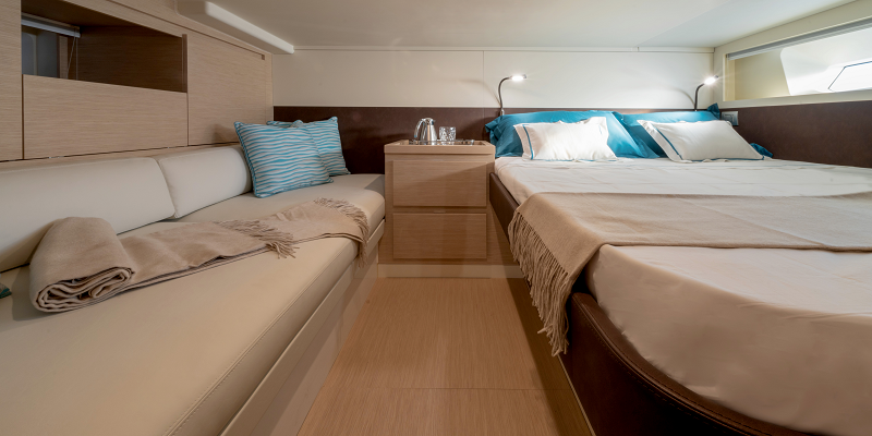 Solaris_44_Yacht_Charter_Mallorca_Exterior_View_cabin_2