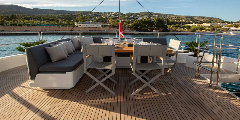 Sunbreeze_catamaran_charter_mallorca_sunreef60_table