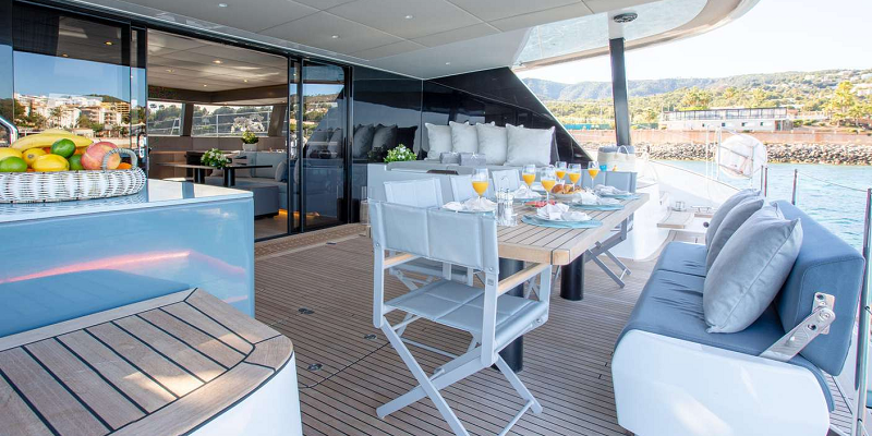 Sunbreeze_catamaran_charter_mallorca_sunreef60_table_breakfast