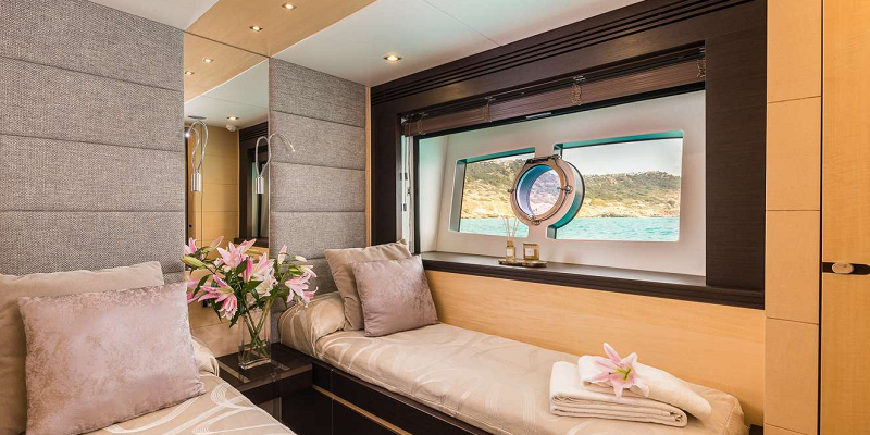 Sunseeker-Seawater-Luxury-Yacht-Charter-Mallorca-interior-cabin-twin