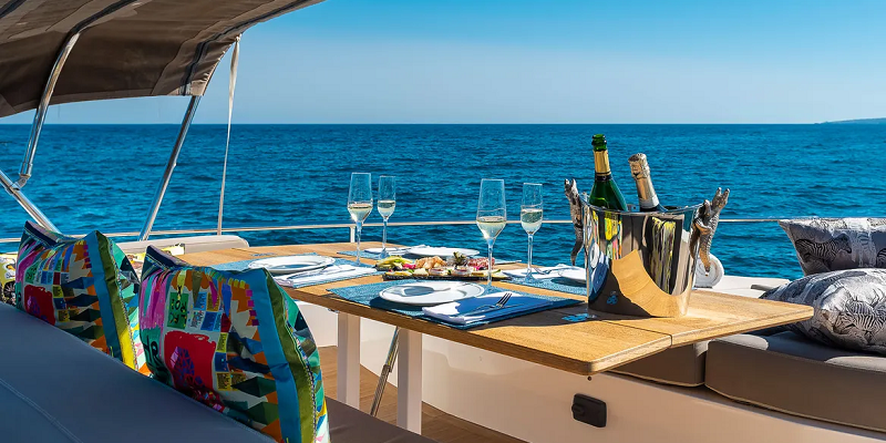 Tomi_Pearl_Charter_Mallorca_bow_dining
