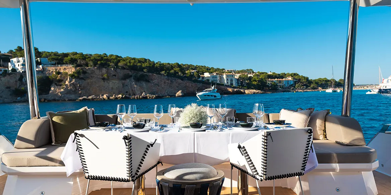 Tomi_Pearl_Charter_Mallorca_stern_dining