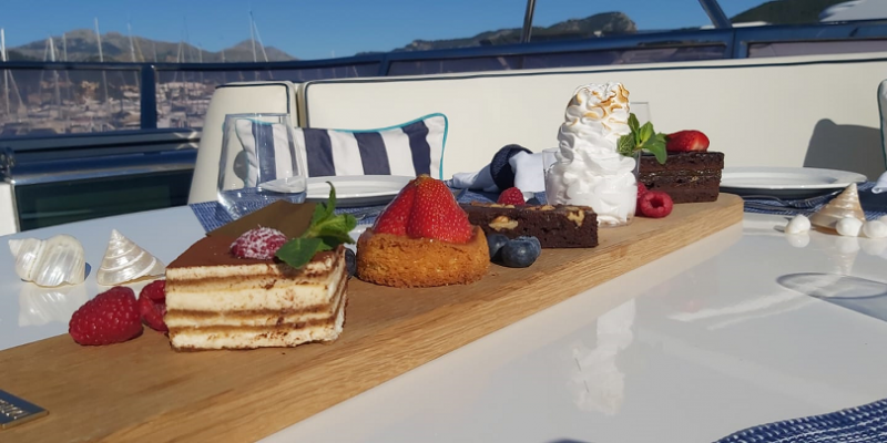 Vivace_Motor_Yacht_Charter_Elegance_Mallorca_cake