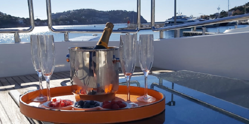Vivace_Motor_Yacht_Charter_Elegance_Mallorca_champagne_fruit