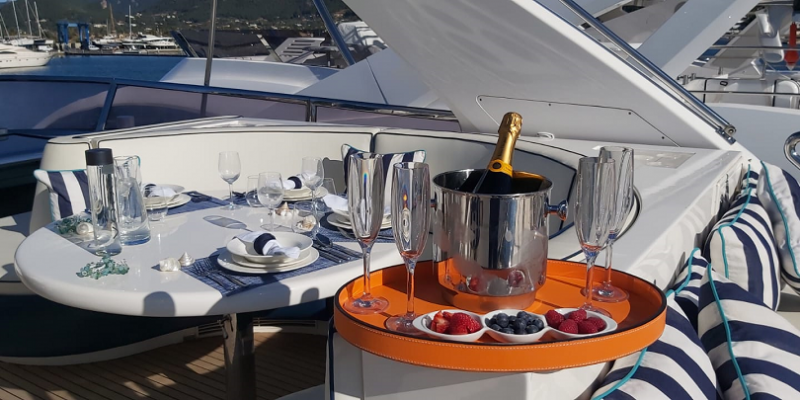 Vivace_Motor_Yacht_Charter_Elegance_Mallorca_flybridge_dining