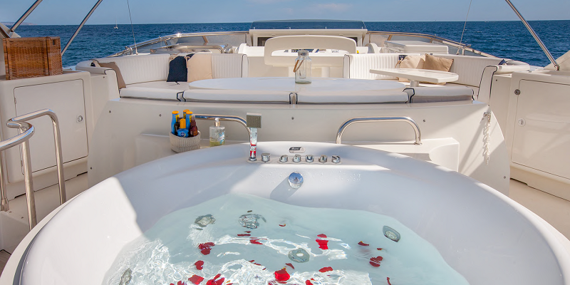 Mochi Craft White fang jacuzzi. Available for charter in Mallorca